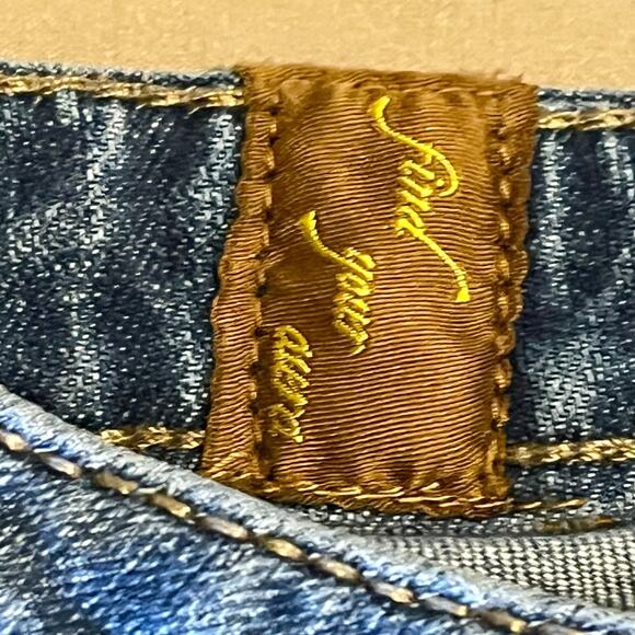 Women’s Aura by Wrangler Jean Shorts with Sequined Pockets - Picture 7 of 8